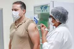 Governador toma vacina e defende a imunização como forma mais eficaz de vencer a pandemia