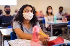 Ensino híbrido combina atividades atividades presenciais e remotas com revezamento de alunos