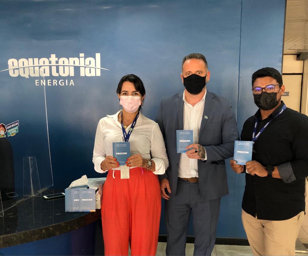 Procon Maceió entrega 300 exemplares do Código de Defesa do Consumidor