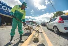 Avenida Leste-Oeste recebe serviços para melhorar sinalização e tráfego de veículos