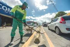Avenida Leste-Oeste recebe serviços para melhorar sinalização e tráfego de veículos