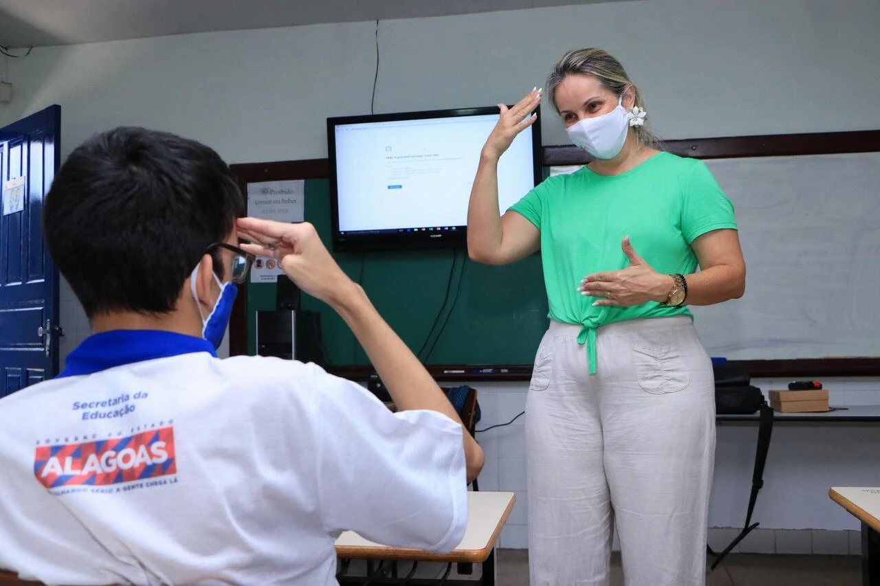 Seduc reforça compromisso com inclusão social com 185 alunos surdos ou com dificuldades auditivas