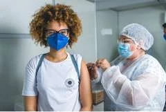 Vacinação no feriado atende público de 15 anos de A a G ou de A a Z no drive-thrus