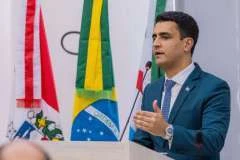 Prefeito JHC prestigia sessão na Câmara em homenagem a líderes evangélicos