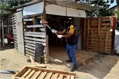 Prefeitura recebe denúncia e derruba construções irregulares no conjunto Rui Palmeira