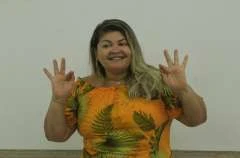 Educadora da rede municipal sinaliza em libras músicas nas redes sociais