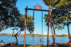 Orla lagunar ganha balanço gigante de madeira com 5 metros