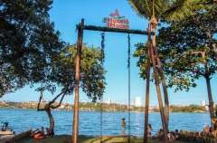 Orla lagunar ganha balanço gigante de madeira com 5 metros