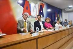 Governador Kléver Loureiro mantém diálogo com prefeitos alagoanos