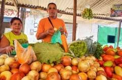 Feirantes do Benedito Bentes reforçam bancas para atender demanda do final de semana