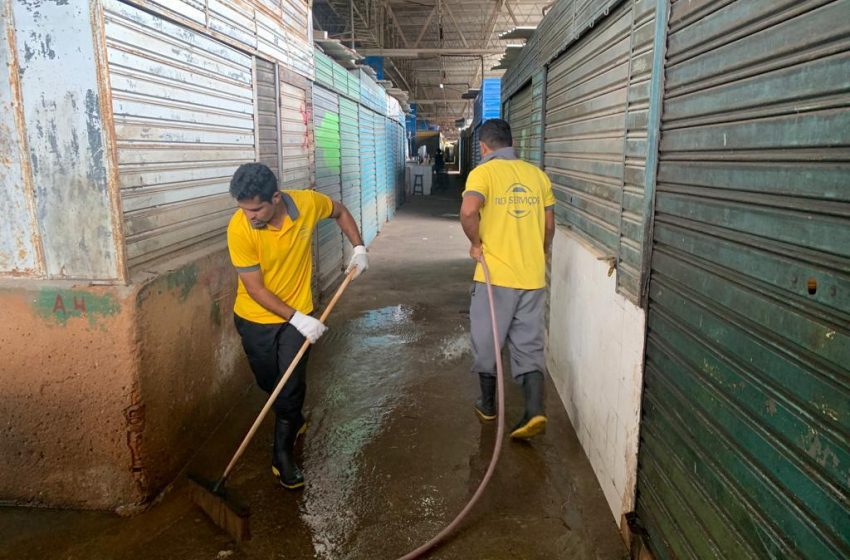 Equipes realizam nova lavação das áreas internas do Mercado da Produção