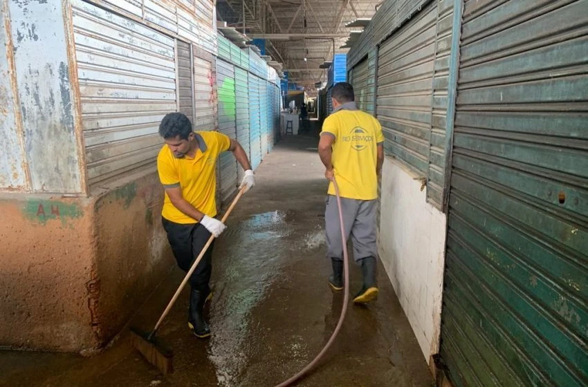 Equipes realizam nova lavação das áreas internas do Mercado da Produção