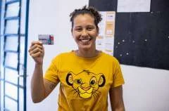 Prefeitura entrega cartão do auxílio-transporte para mais de 100 pessoas que buscam emprego