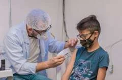 Saúde intensifica vacinação contra a Covid-19 em escolas e associações comunitárias