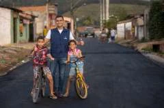 Prefeito JHC vistoria obras de pavimentação asfáltica no Rio Novo