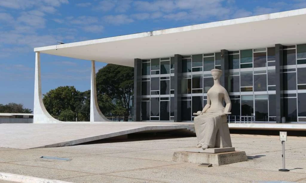 STF suspende julgamento de prisão especial para curso superior