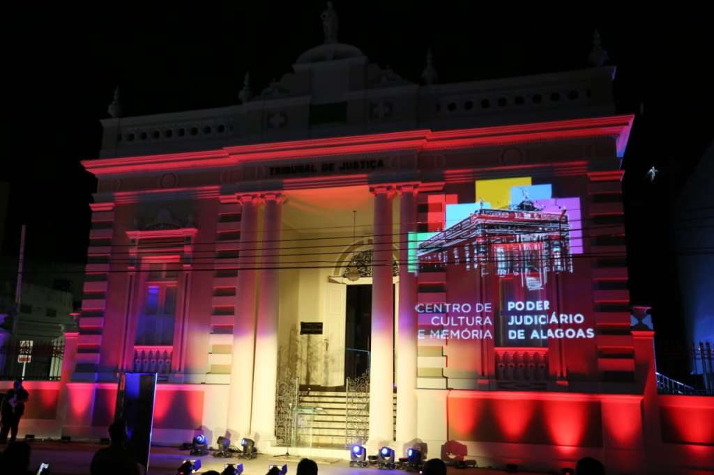 TJAL celebra 130 anos com projeção de imagens históricas na Praça Deodoro