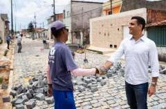 Prefeito JHC vistoria obras de pavimentação na Travessa dos Artistas, no Tabuleiro