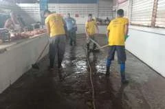Após chuvas, Mercado da Produção passa por retirada de lixo e alas são lavadas