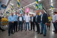 Prefeito JHC prestigia inauguração da nova loja do Assaí, no Farol