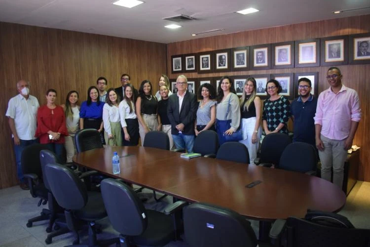 Presidente do TCE/ AL recebe aprovados do concurso