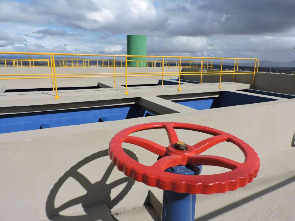 Casal trabalha em reparo de adutora do Sistema Carangueja