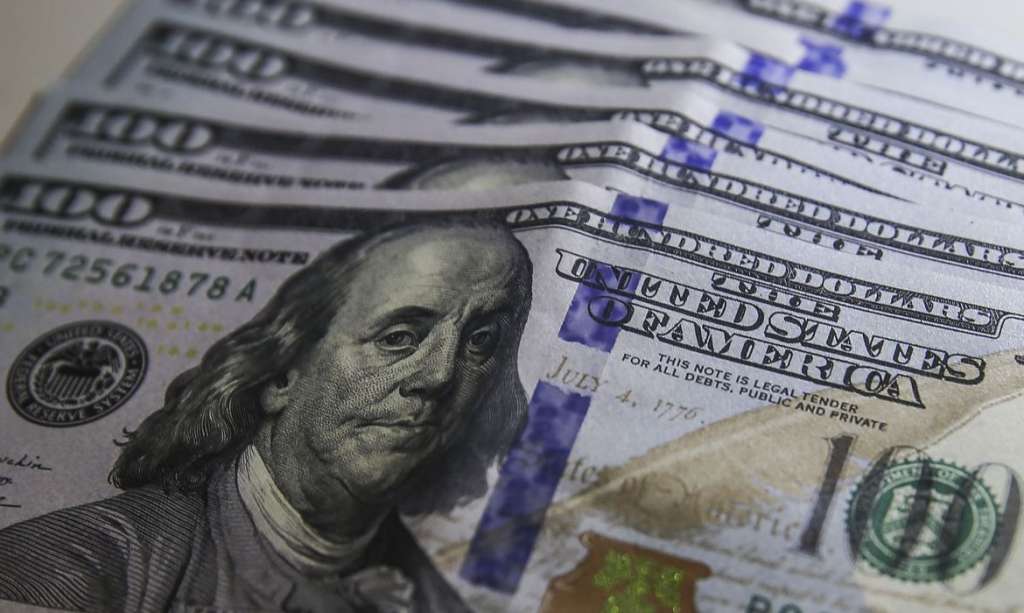 Dólar cai para R$ 5,22, mas sobe 1,49% na semana