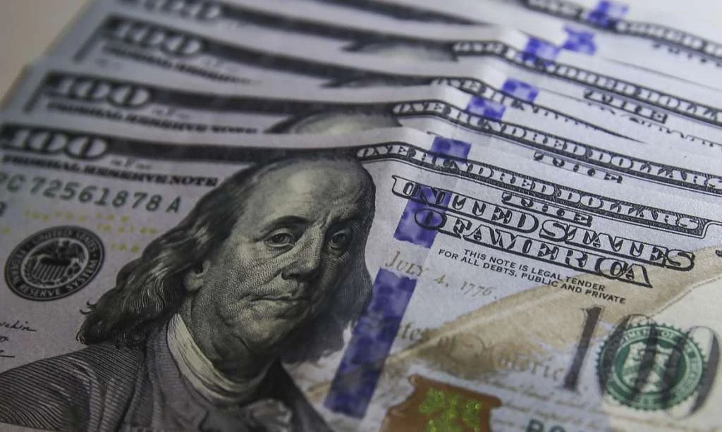Dólar cai para R$ 5,22, mas sobe 1,49% na semana