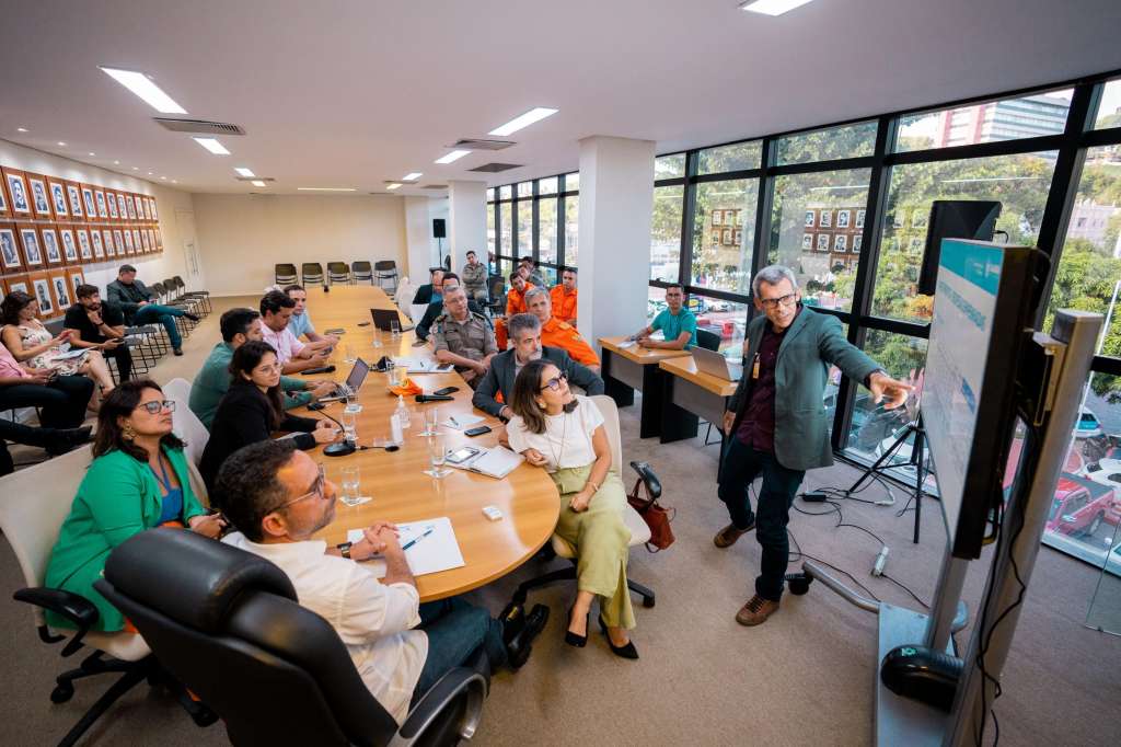 Paulo Dantas discute investimento público com forças de segurança visando desenvolvimento econômico do Estado