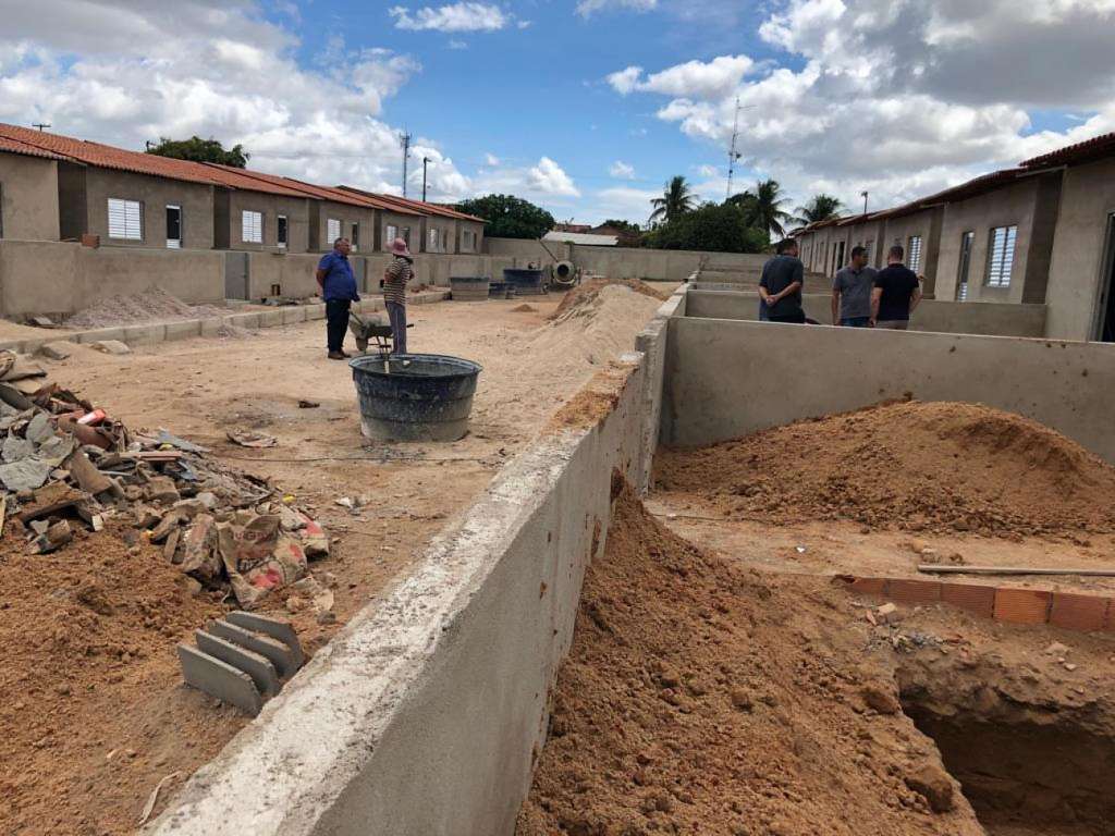 Seinfra vistoria andamento de obras de habitação em Carneiros