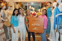 Programa Alagoas Feita à Mão entrega placa para artesã do Pontal da Barra