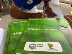 Iteral entrega títulos de terra a agricultores familiares de Delmiro Gouveia