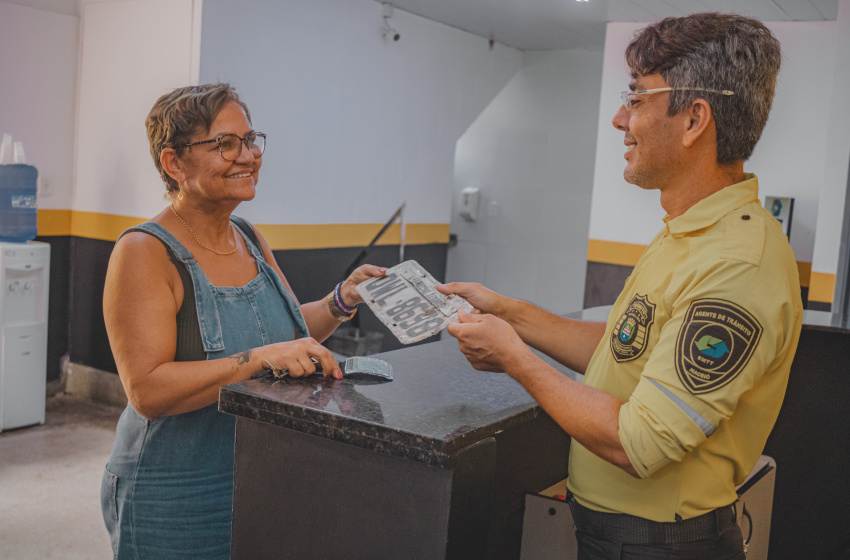DMTT entrega placas perdidas durante a chuva em Maceió