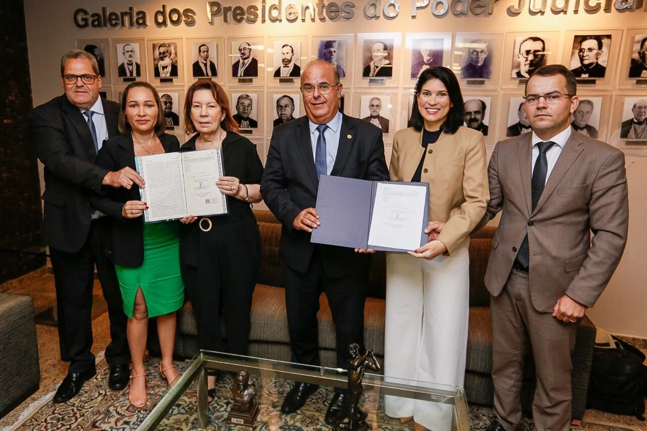 Prefeitura de Igreja Nova formaliza doação de terreno onde funciona fórum da cidade