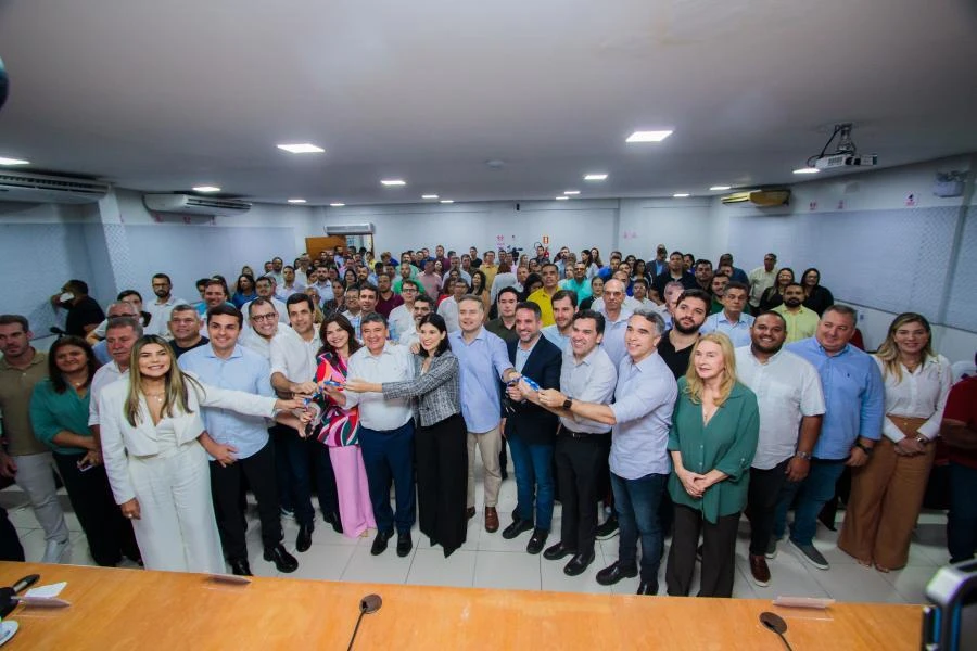 Com presença de ministros, prefeitos recebem veículos do Governo Federal