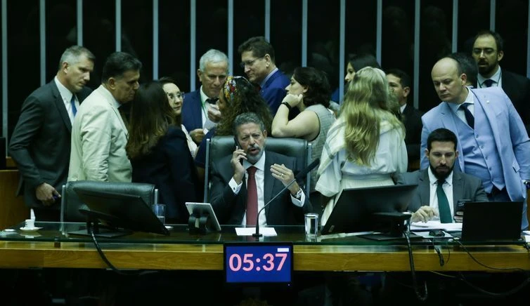 Câmara aprova PEC que perdoa multas e cotas raciais de partidos