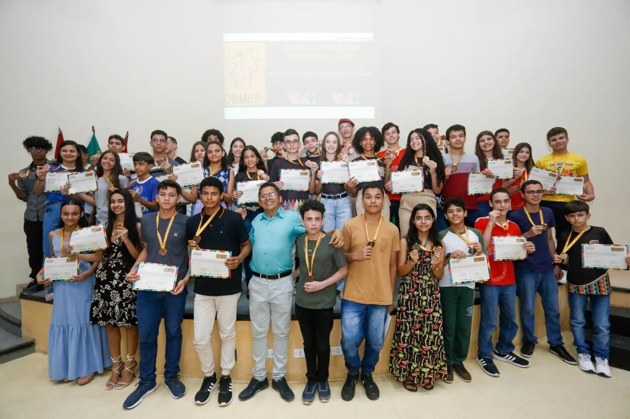 Setenta e seis estudantes da rede estadual recebem medalhas da OBMEP nesta quinta-feira (25)
