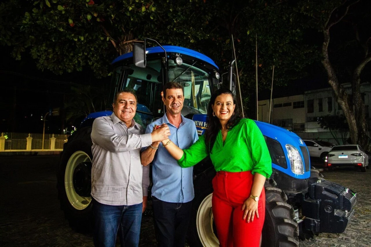 Governador Paulo Dantas entrega trator para atender agricultores familiares em Pariconha