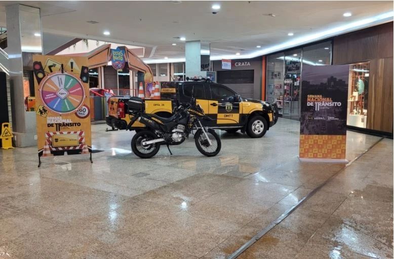 DMTT promove exposição em shopping no bairro Mangabeiras