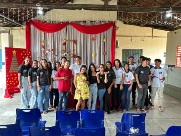Estudante é premiada como melhor aluna da Escola Estadual Monsenhor Ribeiro Vieira
