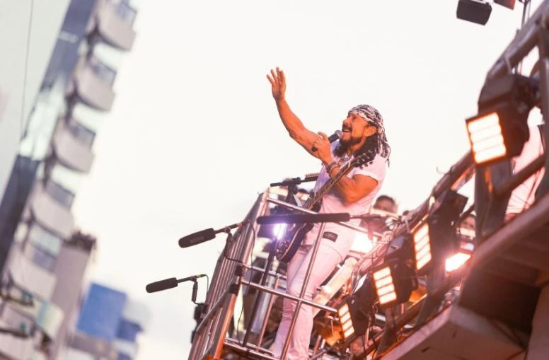 Arrastão com Bell Marques movimenta a orla de Maceió nesta quinta-feira, 1° de janeiro