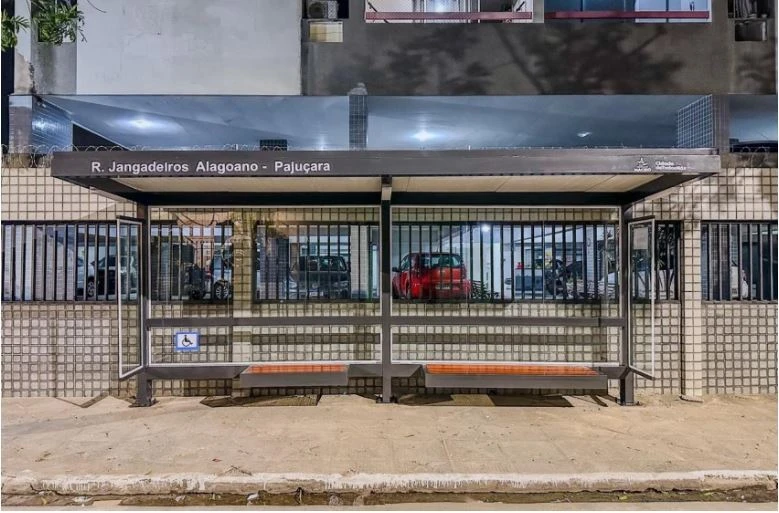 Prefeitura instala novo abrigo de ônibus na Rua Jangadeiros Alagoanos, na Pajuçara