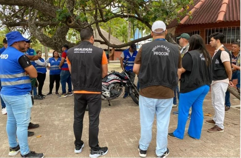 Ambulantes da orla marítima são orientados sobre novas regras para faixa de areia
